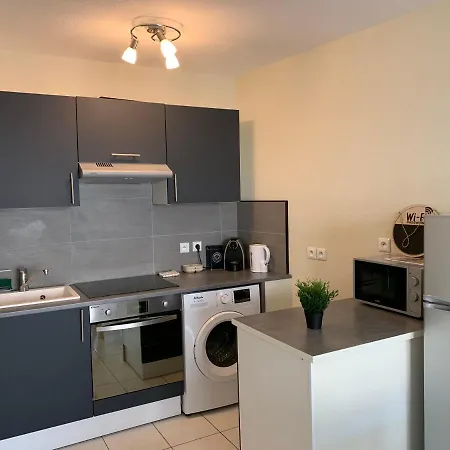 F2 Rénové Lumineux Dans Résidence Avec Balcon Et Parking Appartamento *