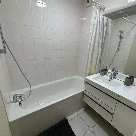 F2 Renove Lumineux Dans Avec Balcon Et Parking Apartment